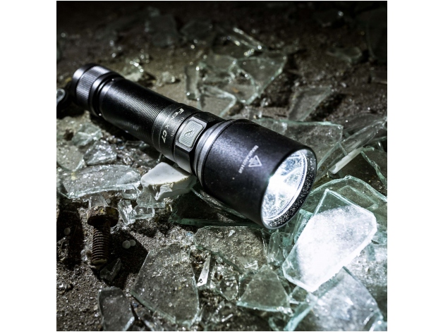 Fenix C7 LED flashlight - Photo