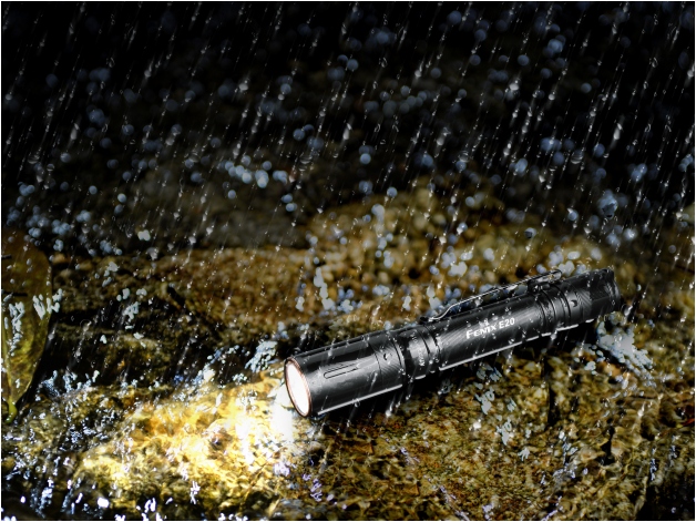 Fenix E20 V2.0 LED flashlight - Photo