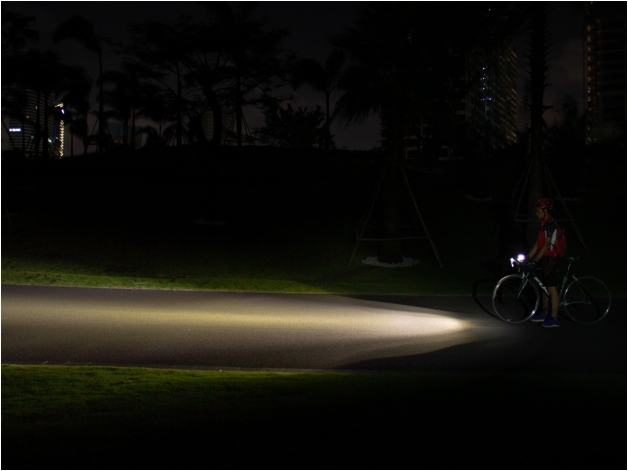 Lampa rowerowa Fenix BC25R - Zdjęcie