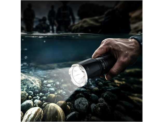 Latarka taktyczna LED Fenix TK17 czarna - Zdjęcie